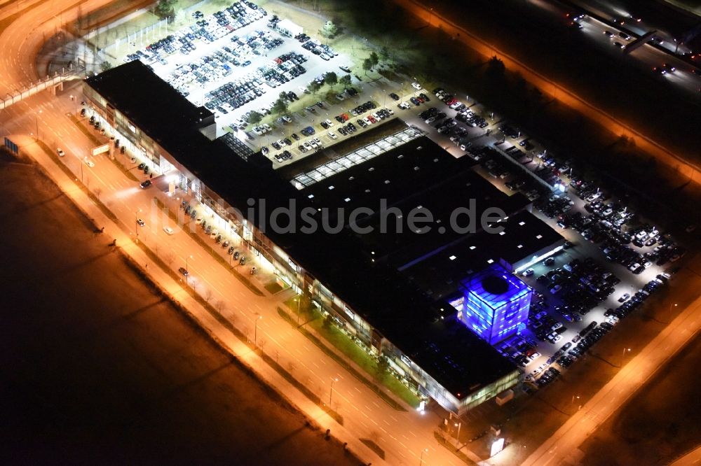 Luftbild München - Autohandels- Gebäude des Autohauses BMW Niederlassung München im Bundesland Bayern