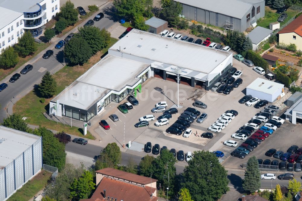 Roth von oben - Autohandels- Gebäude des Autohauses der Feser, Graf & Co. Automobil Holding GmbH in der Gildestraße in Roth im Bundesland Bayern, Deutschland