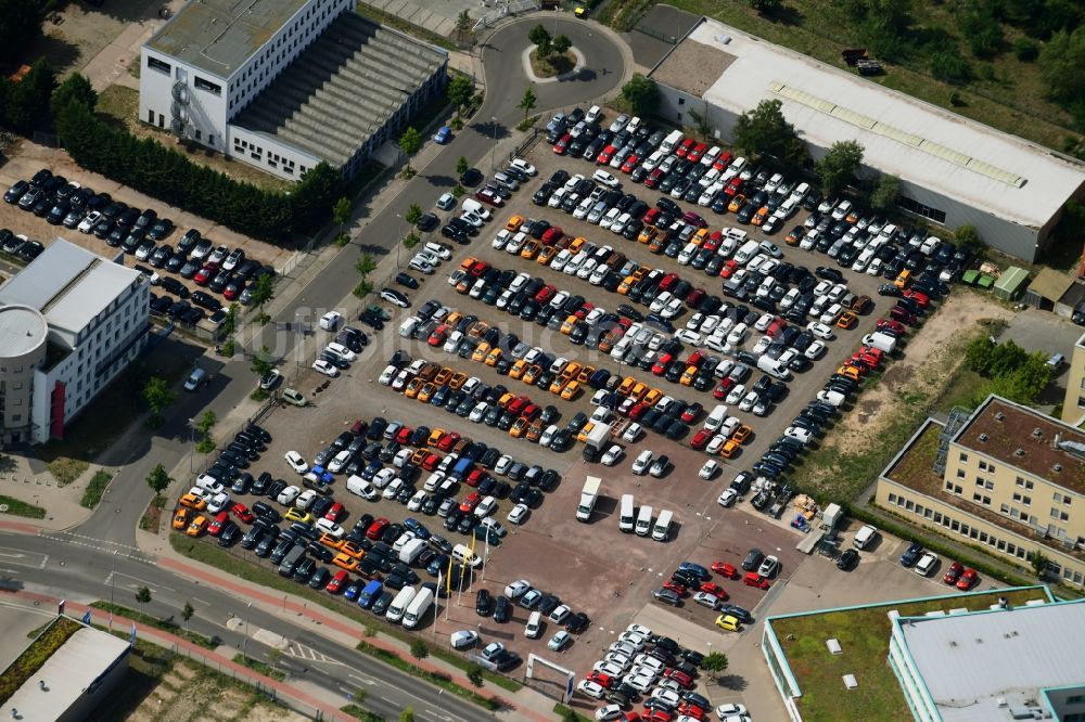 Teltow aus der Vogelperspektive: Autohandels- Gebäude des Autohauses König in Teltow im Bundesland Brandenburg, Deutschland