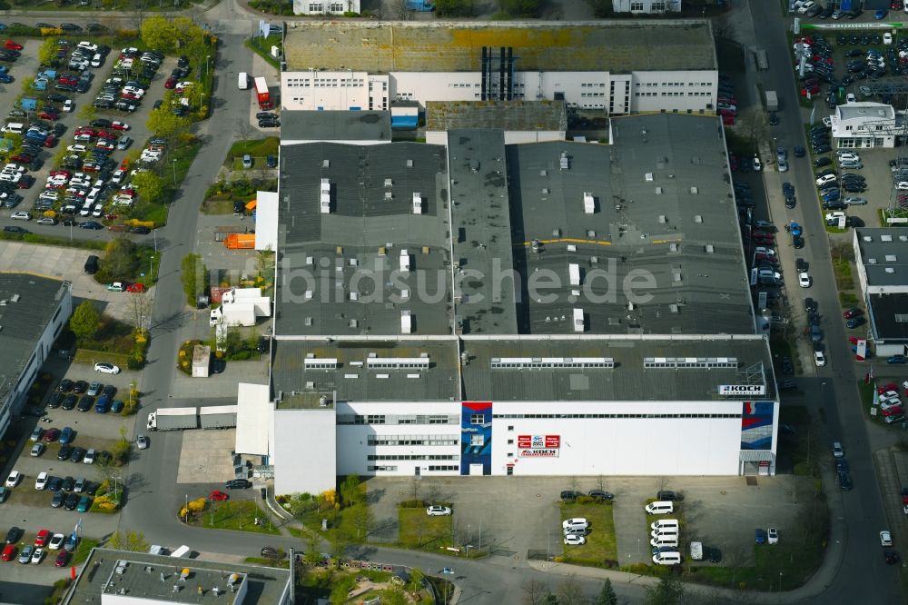 Luftaufnahme Berlin - Autohandels- Gebäude des Autohauses Koch Automobile AG an der Marzahner Chaussee im Ortsteil Marzahn in Berlin, Deutschland