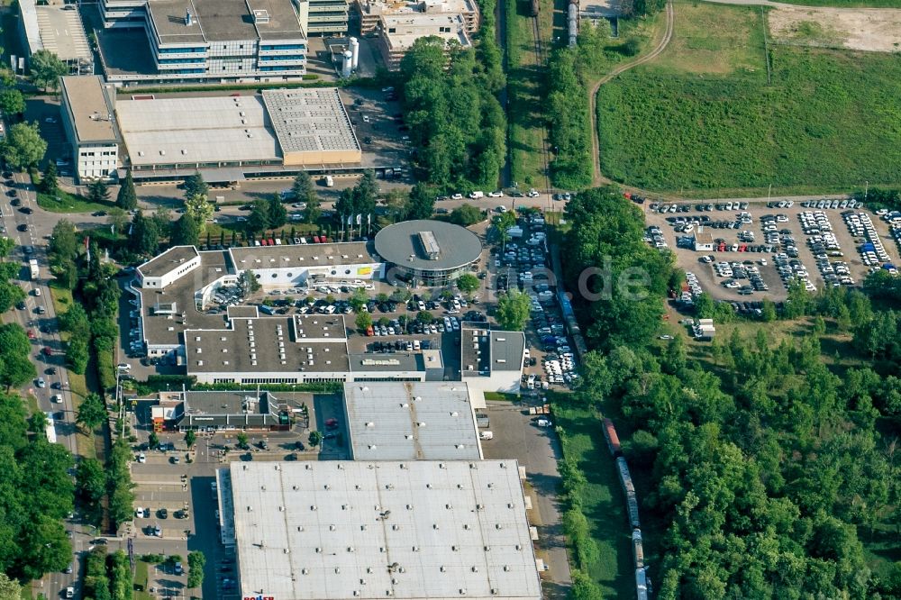 Luftbild Freiburg im Breisgau - Autohandels- Gebäude des Fahrzeughändlers Gehlert in Freiburg im Breisgau im Bundesland Baden-Württemberg, Deutschland