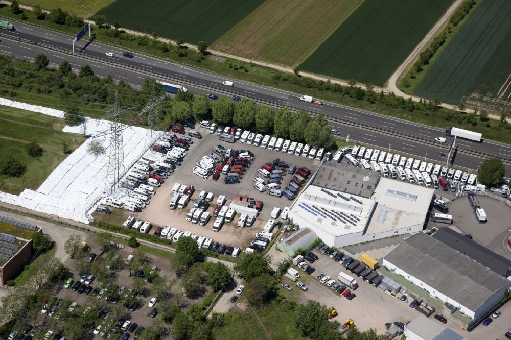 Luftaufnahme Mainz - Autohandels- Gebäude Moser Caravaning im Ortsteil Hechtsheim in Mainz im Bundesland Rheinland-Pfalz, Deutschland
