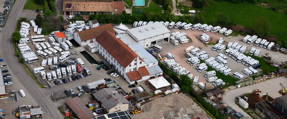 Luftaufnahme Maulburg - Autohandels- Gebäude und Präsentation von Camper und Wohnwagen der ML-Reisemobile in Maulburg im Bundesland Baden-Württemberg, Deutschland