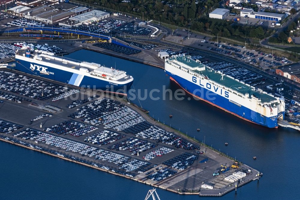 Luftbild Bremerhaven - Autoschiff Glovis und NYK Line- am Schiffs- Kai des Hafens Kaiserhafen in Bremerhaven im Bundesland Bremen, Deutschland