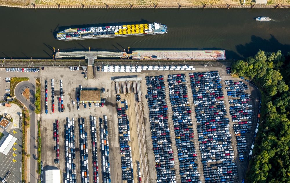 Neuss aus der Vogelperspektive: Autoschiff- am Schiffs- Kai des Hafens in Neuss im Bundesland Nordrhein-Westfalen, Deutschland