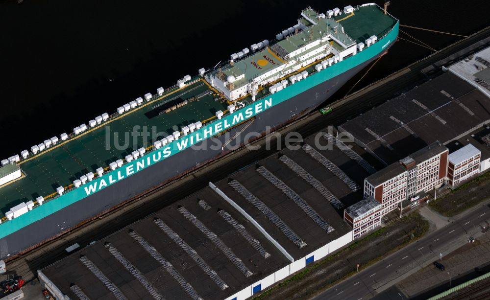 Luftaufnahme Bremerhaven - Autoschiff Wallenius Wilhelmsen am Schiffs- Kai des Hafens Kaiserhafen in Bremerhaven im Bundesland Bremen, Deutschland