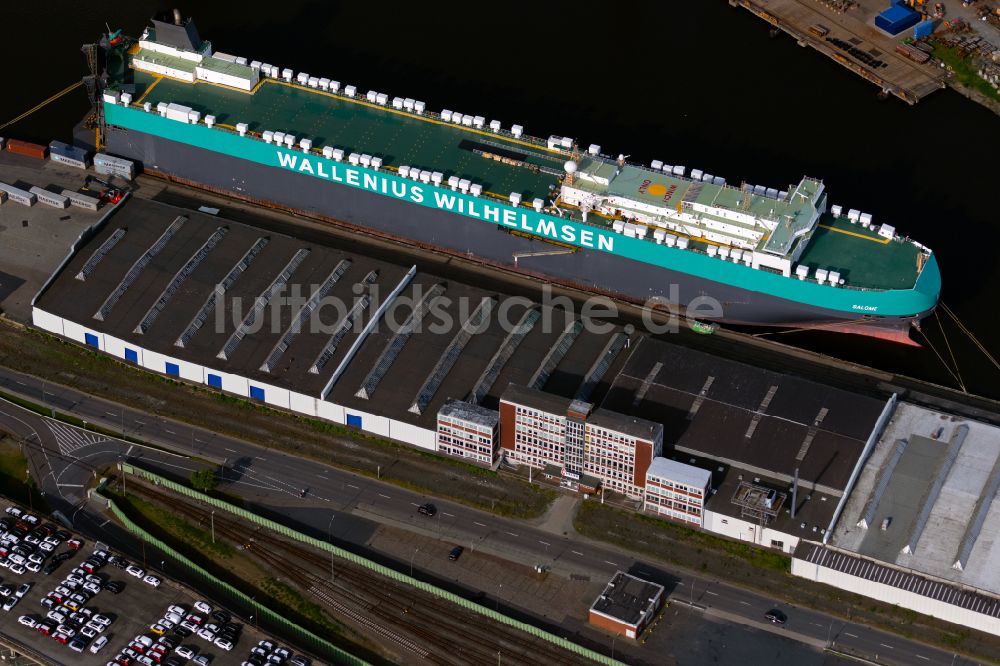 Bremerhaven von oben - Autoschiff Wallenius Wilhelmsen am Schiffs- Kai des Hafens Kaiserhafen in Bremerhaven im Bundesland Bremen, Deutschland