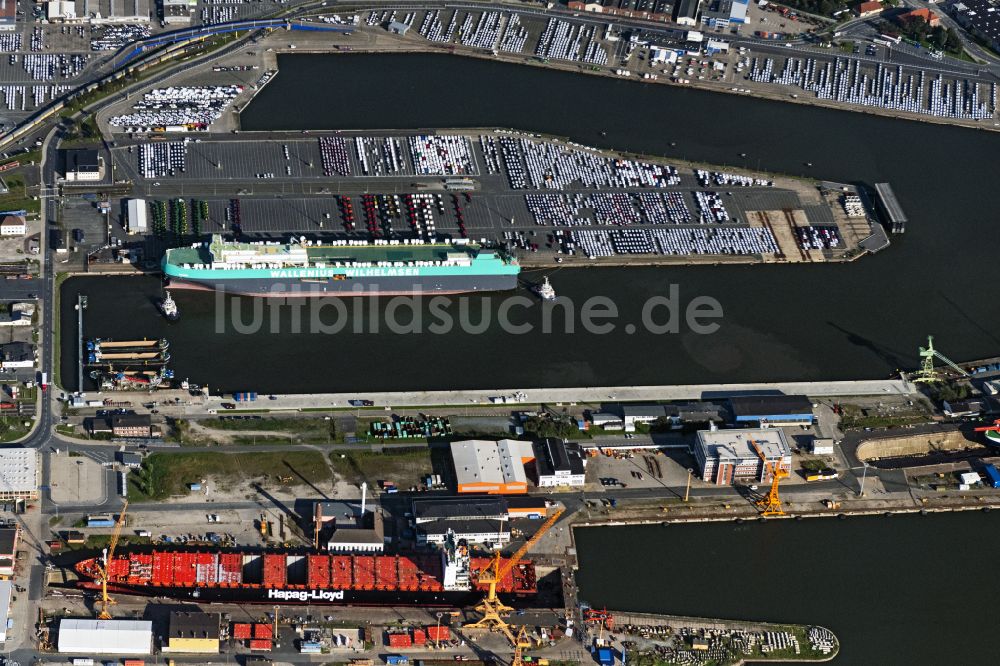 Bremerhaven aus der Vogelperspektive: Autoschiff Wallenius Wilhelmsen am Schiffs- Kai des Hafens Kaiserhafen in Bremerhaven im Bundesland Bremen, Deutschland