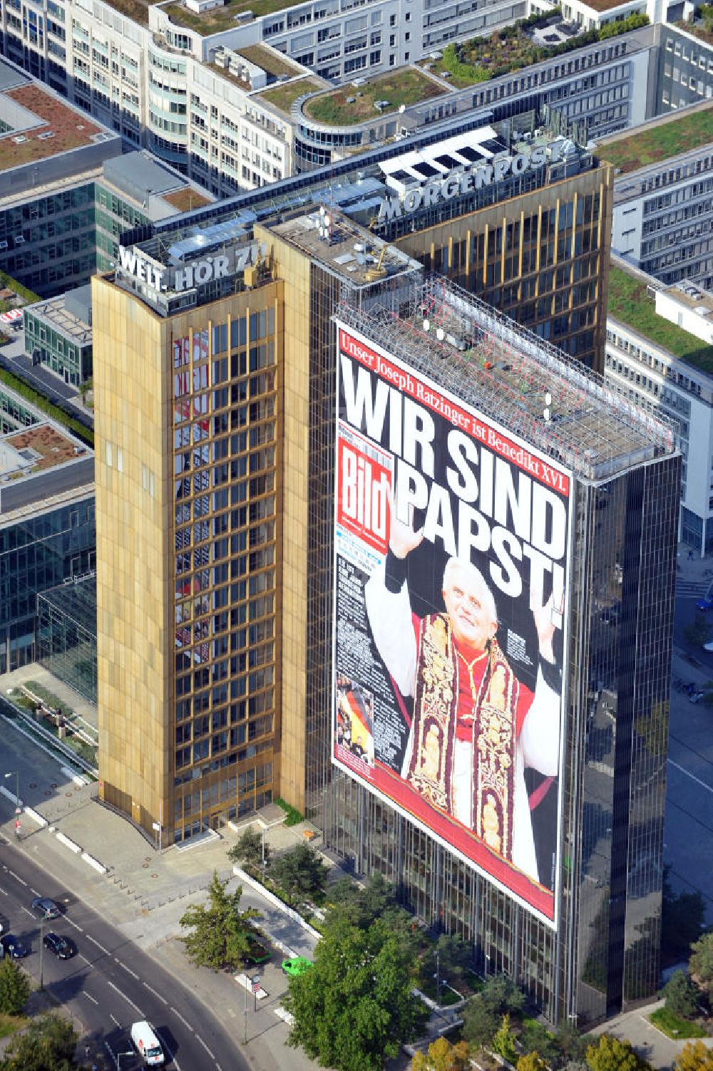 Berlin Kreuzberg aus der Vogelperspektive: Axel-Springer-Haus mit Papst-Plakat in Berlin-Kreuzberg