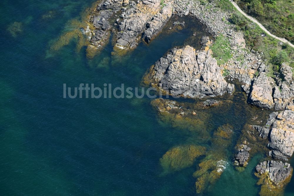 Luftaufnahme Allinge - Azurblaues Wasser an der Küsten- Landschaft an der Steilküste der Ostsee auf der Insel Bornholm in Allinge in Region Hovedstaden, Dänemark