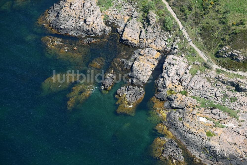 Allinge aus der Vogelperspektive: Azurblaues Wasser an der Küsten- Landschaft an der Steilküste der Ostsee auf der Insel Bornholm in Allinge in Region Hovedstaden, Dänemark