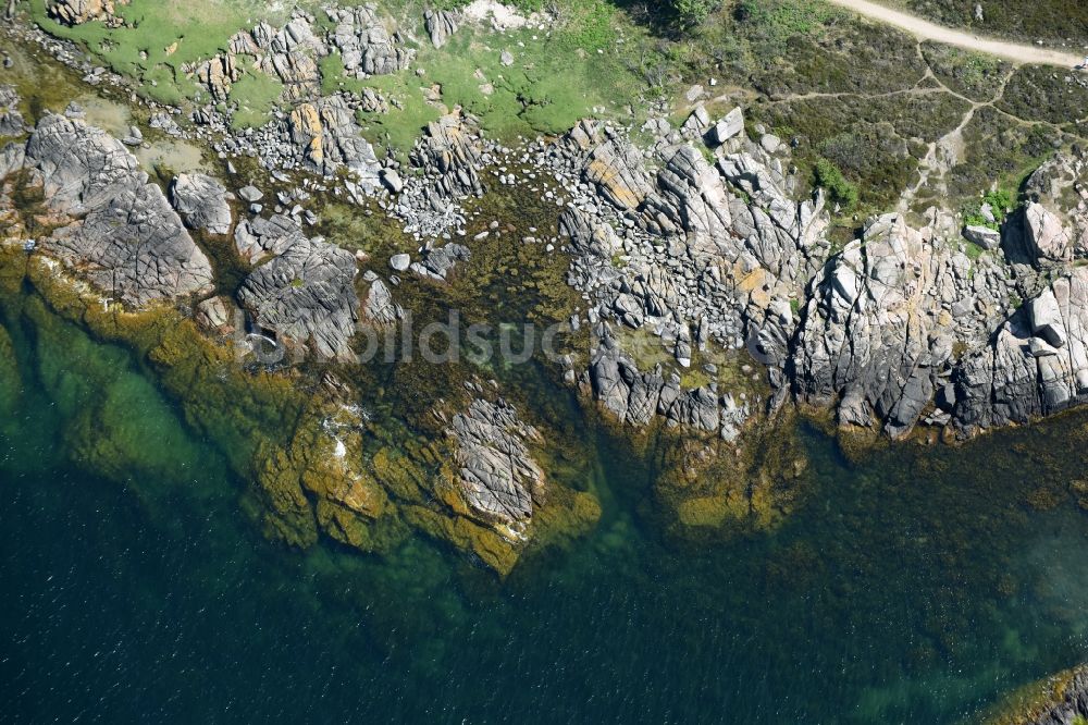 Luftaufnahme Allinge - Azurblaues Wasser an der Küsten- Landschaft an der Steilküste der Ostsee auf der Insel Bornholm in Allinge in Region Hovedstaden, Dänemark