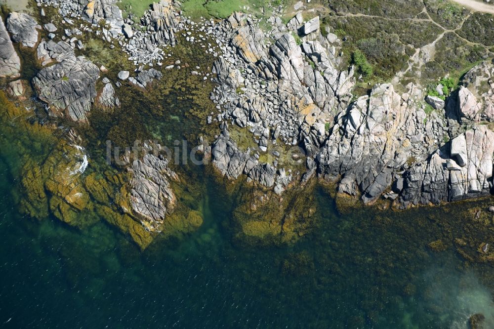 Allinge von oben - Azurblaues Wasser an der Küsten- Landschaft an der Steilküste der Ostsee auf der Insel Bornholm in Allinge in Region Hovedstaden, Dänemark
