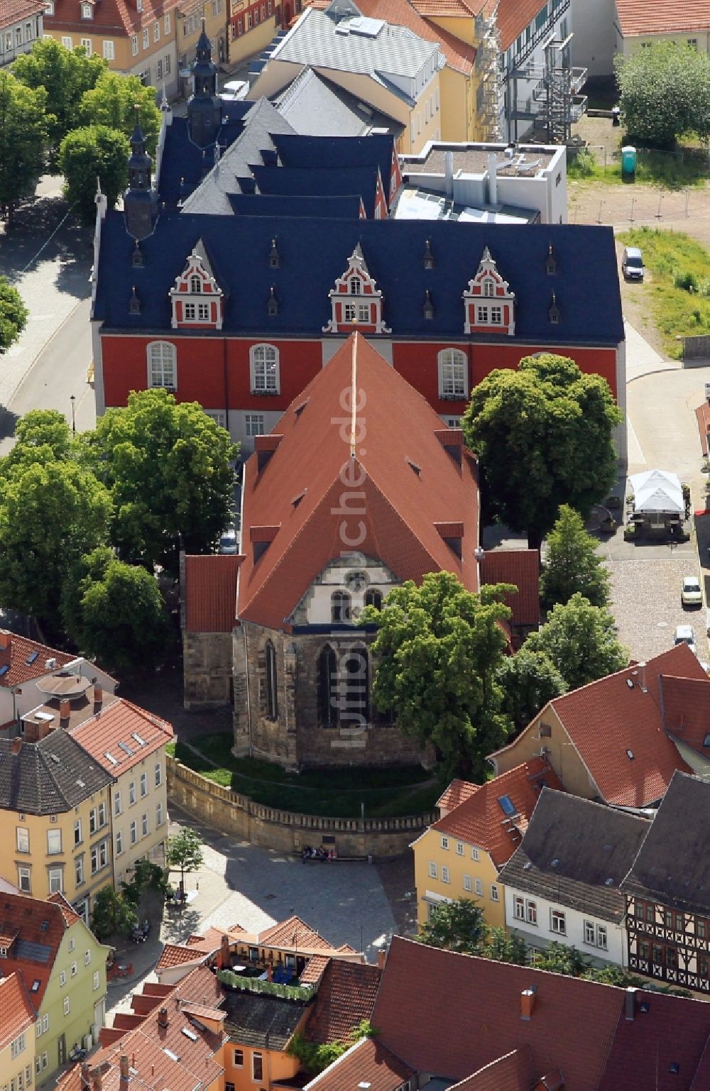 Luftaufnahme Arnstadt - Bachkirche und Rathaus am Markt in Arnstadt im Bundesland Thüringen