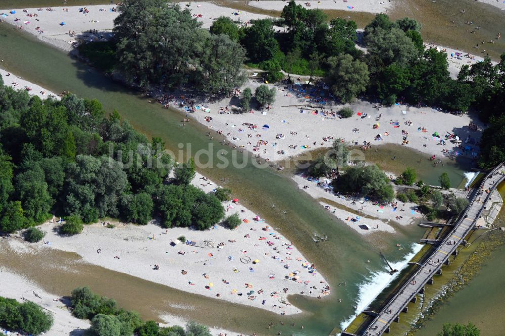 Luftbild München - Badegäste am Flußverlauf der Isar in München im Bundesland Bayern, Deutschland