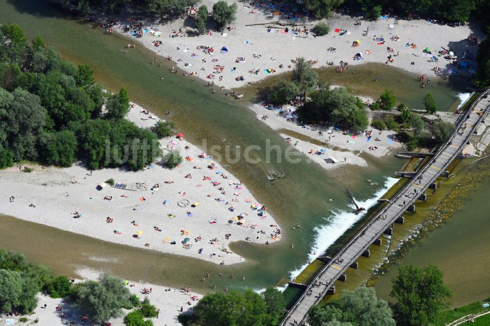 Luftaufnahme München - Badegäste am Flußverlauf der Isar in München im Bundesland Bayern, Deutschland