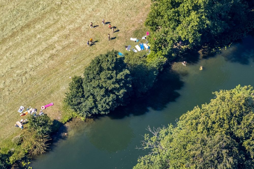 Heessen von oben - Badegäste am Flußverlauf der Lippe in Heessen im Bundesland Nordrhein-Westfalen, Deutschland
