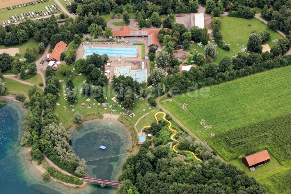 Mammendorf von oben - Badegäste auf den Liegewiesen im Freibad und Freizeitpark am Mammendorfer See nahe Fürstenfeldbruck im Bundesland Bayern, Deutschland
