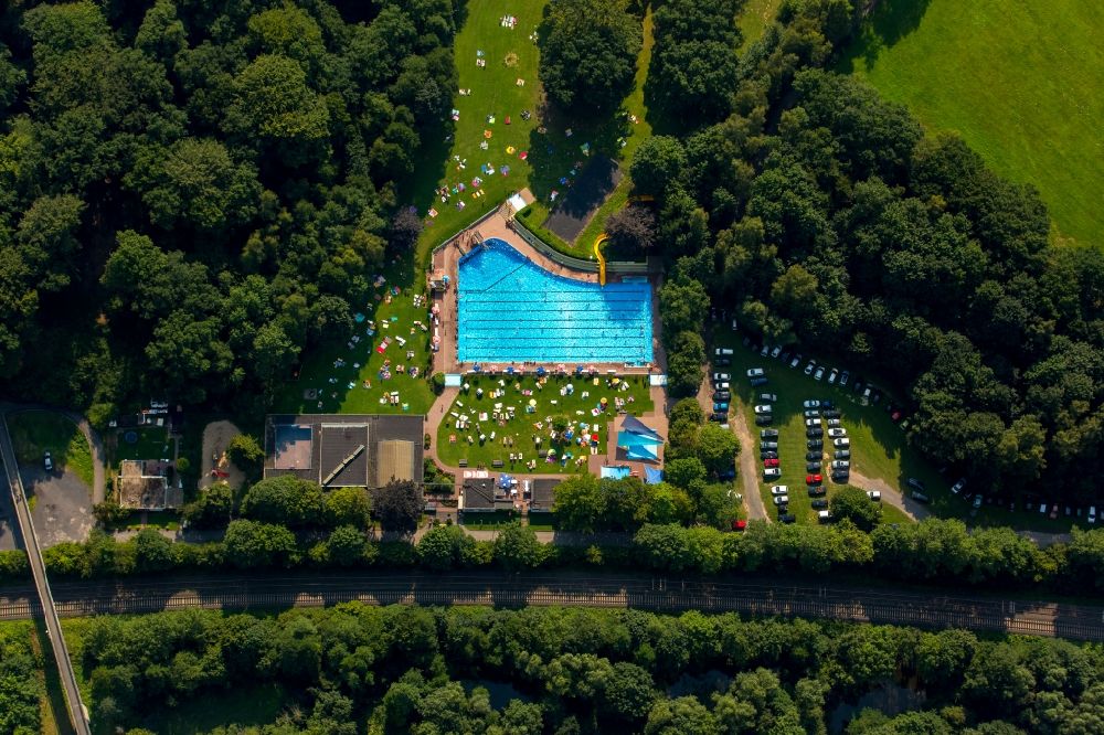 Arnsberg aus der Vogelperspektive: Badegäste auf den Liegewiesen am Schwimmbecken des Freibades in Arnsberg im Bundesland Nordrhein-Westfalen