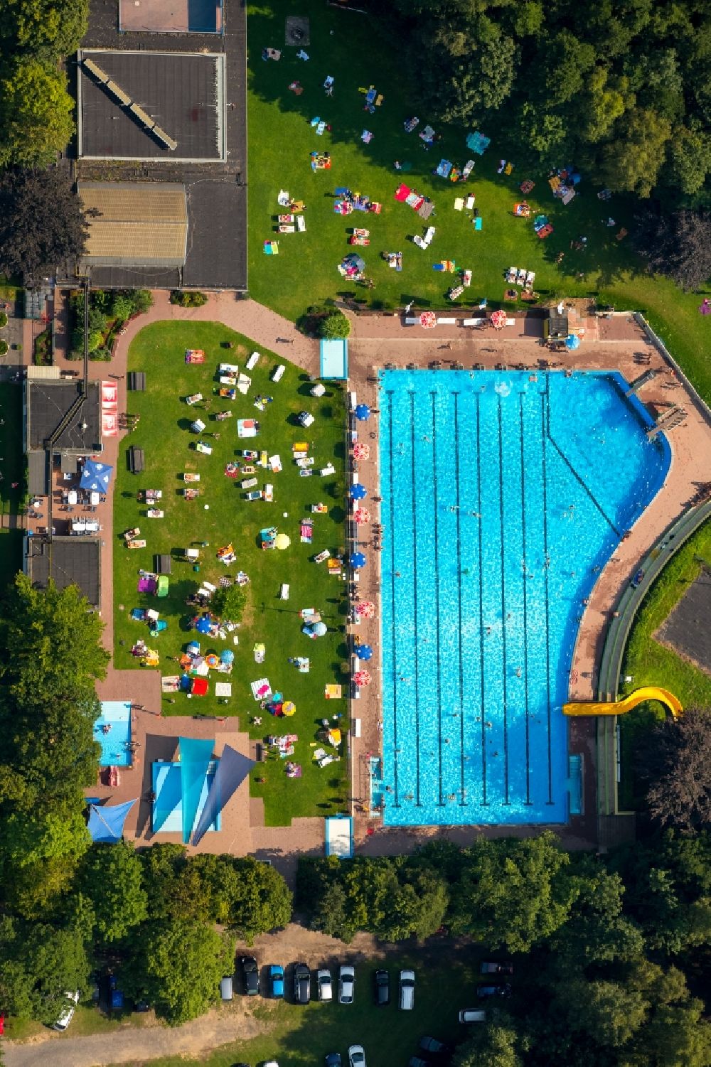 Luftbild Arnsberg - Badegäste auf den Liegewiesen am Schwimmbecken des Freibades in Arnsberg im Bundesland Nordrhein-Westfalen