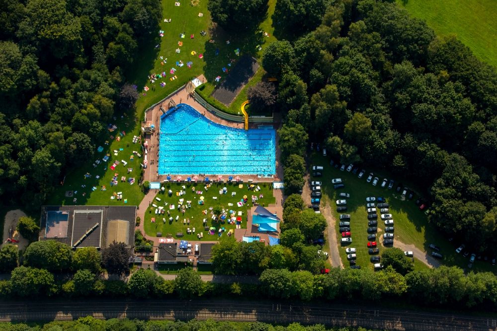Luftaufnahme Arnsberg - Badegäste auf den Liegewiesen am Schwimmbecken des Freibades in Arnsberg im Bundesland Nordrhein-Westfalen