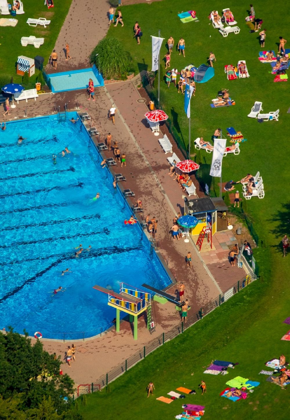 Luftbild Arnsberg - Badegäste auf den Liegewiesen am Schwimmbecken des Freibades in Arnsberg im Bundesland Nordrhein-Westfalen