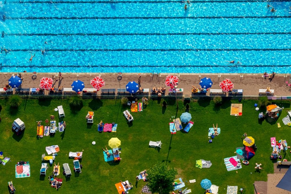 Luftaufnahme Arnsberg - Badegäste auf den Liegewiesen am Schwimmbecken des Freibades in Arnsberg im Bundesland Nordrhein-Westfalen