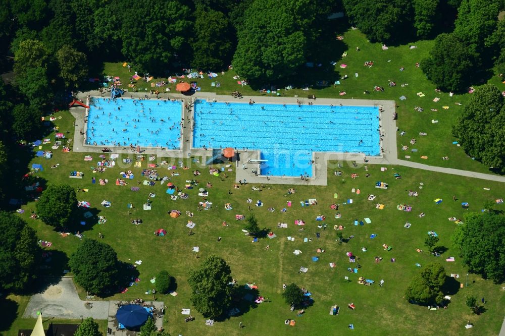 München von oben - Badegäste auf den Liegewiesen am Schwimmbecken des Freibades Bad Georgenschwaige im Ortsteil Schwabing-West in München im Bundesland Bayern, Deutschland
