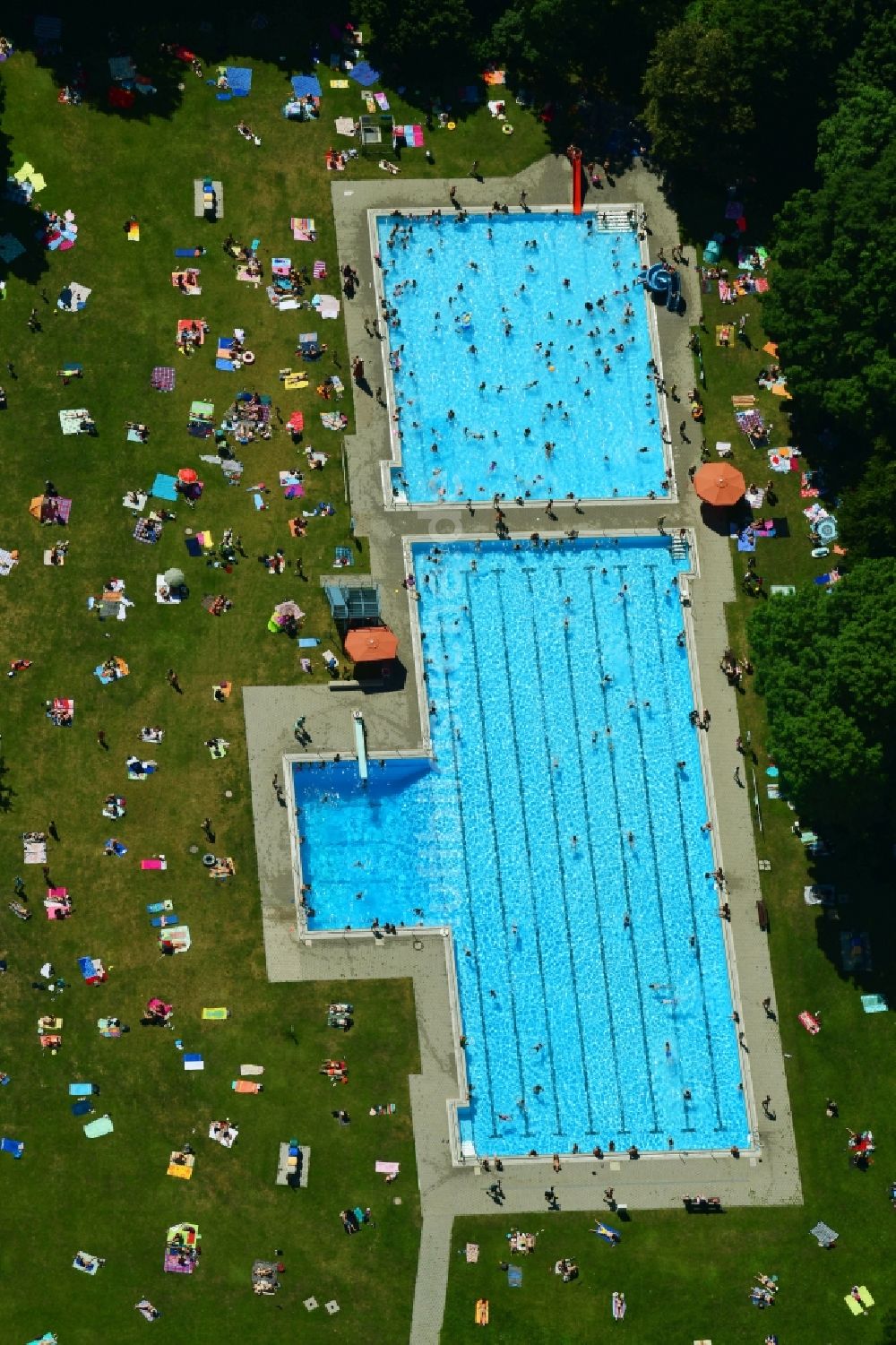 Luftbild München - Badegäste auf den Liegewiesen am Schwimmbecken des Freibades Bad Georgenschwaige im Ortsteil Schwabing-West in München im Bundesland Bayern, Deutschland