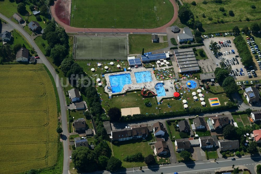 Luftaufnahme Beverungen - Badegäste auf den Liegewiesen am Schwimmbecken des Freibades Die Batze Erlebnisbad in Beverungen im Bundesland Nordrhein-Westfalen, Deutschland