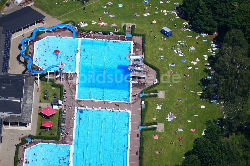 Luftaufnahme Göttingen - Badegäste auf den Liegewiesen am Schwimmbecken des Freibades Brauweg in Göttingen im Bundesland Niedersachsen, Deutschland