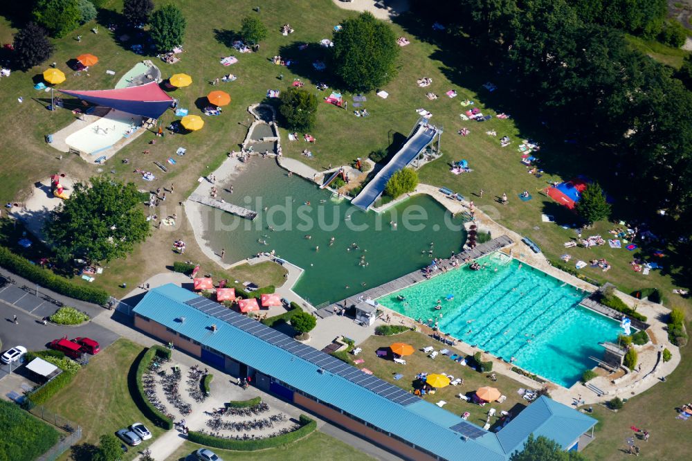 Luftaufnahme Göttingen - Badegäste auf den Liegewiesen am Schwimmbecken des Freibades Brauwege in Göttingen im Bundesland Niedersachsen