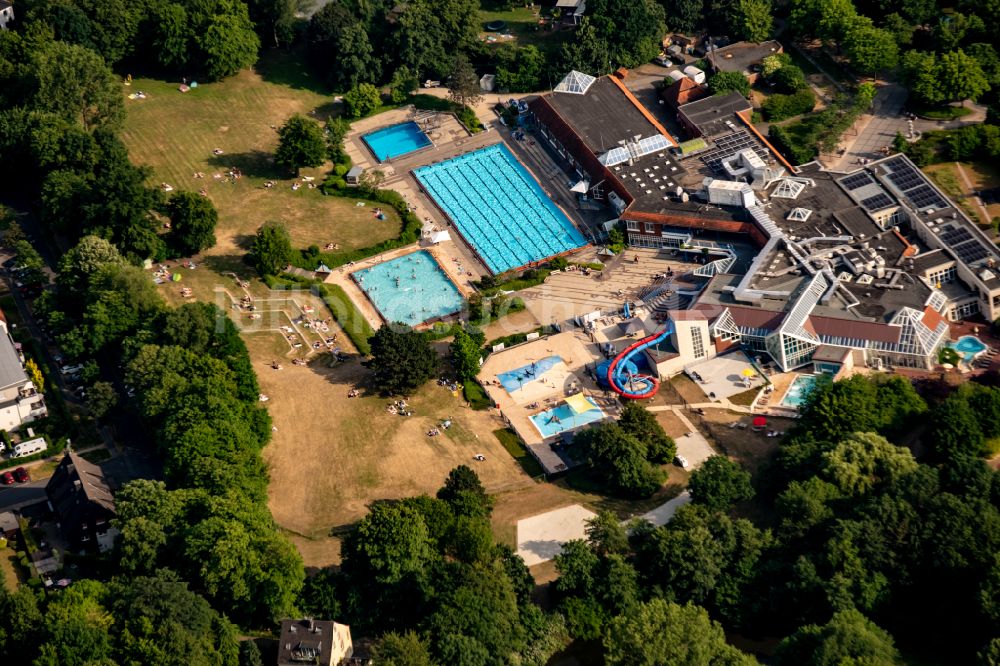 Luftbild Herten - Badegäste auf den Liegewiesen am Schwimmbecken des Freibades Copa Ca Backum in Herten im Bundesland Nordrhein-Westfalen, Deutschland