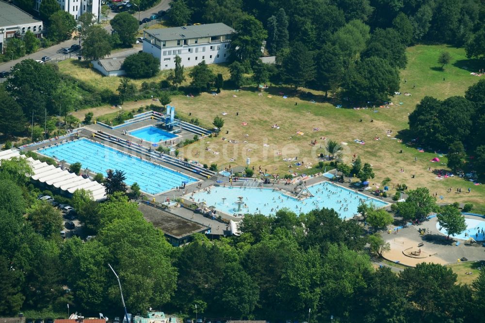 Bonn aus der Vogelperspektive: Badegäste auf den Liegewiesen am Schwimmbecken des Freibades Ennertbad in Bonn im Bundesland Nordrhein-Westfalen, Deutschland