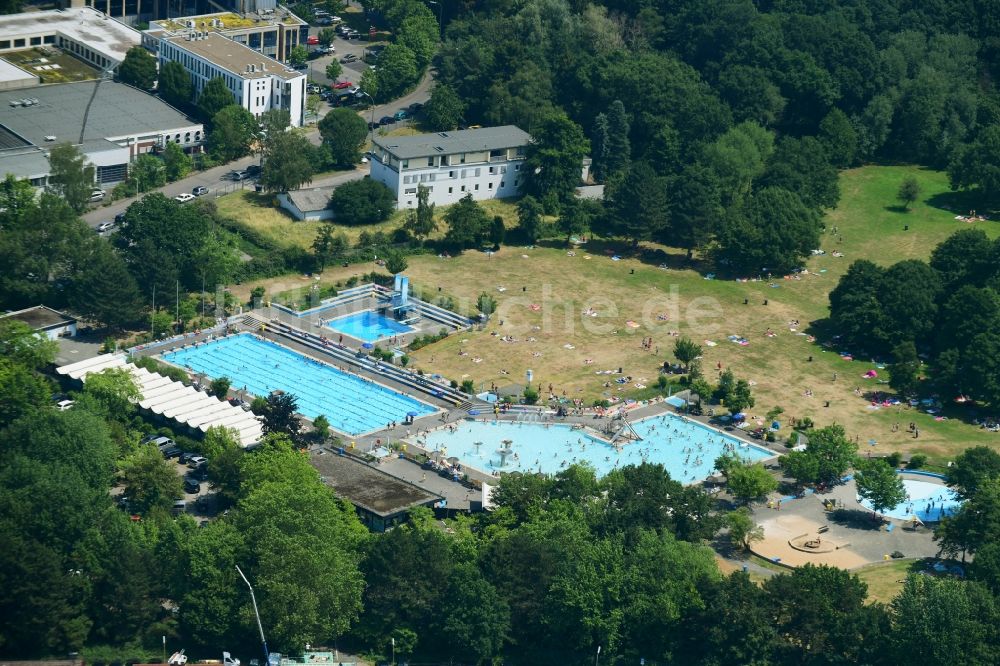 Luftbild Bonn - Badegäste auf den Liegewiesen am Schwimmbecken des Freibades Ennertbad in Bonn im Bundesland Nordrhein-Westfalen, Deutschland