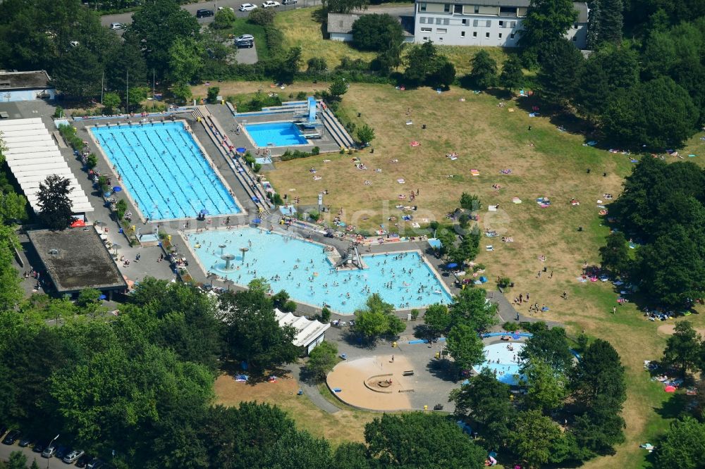 Luftaufnahme Bonn - Badegäste auf den Liegewiesen am Schwimmbecken des Freibades Ennertbad in Bonn im Bundesland Nordrhein-Westfalen, Deutschland