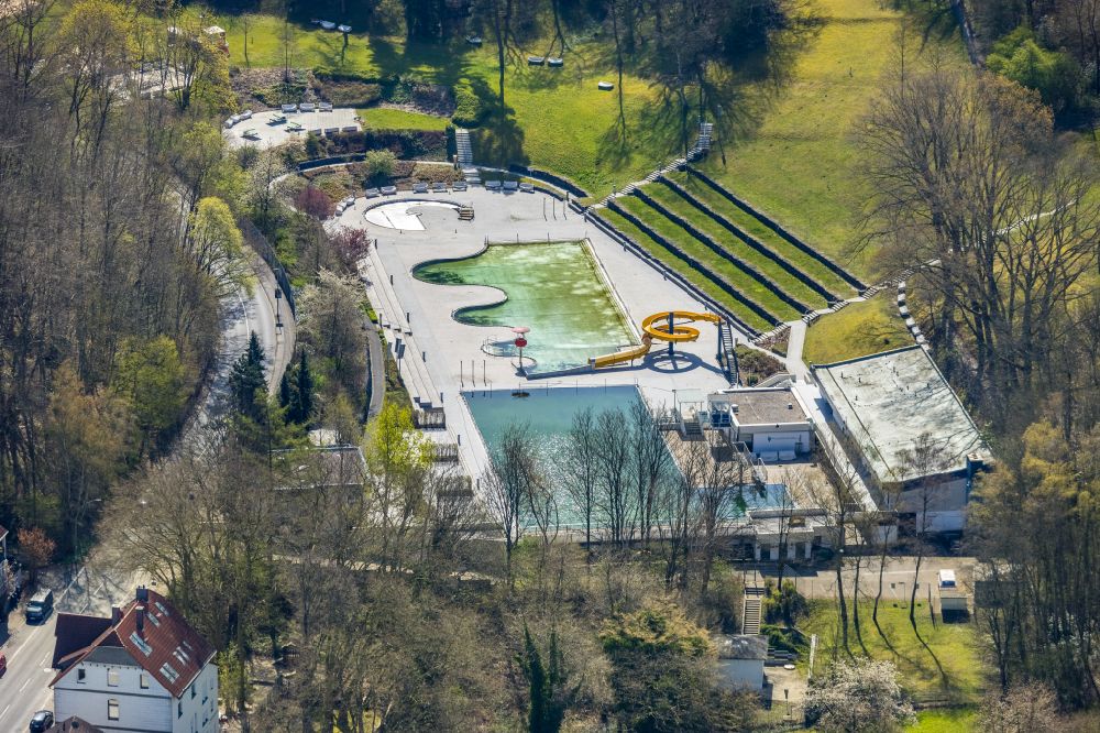 Luftbild Witten - Badegäste auf den Liegewiesen am Schwimmbecken des Freibades Freibad Annen an der Herdecker Straße in Witten im Bundesland Nordrhein-Westfalen