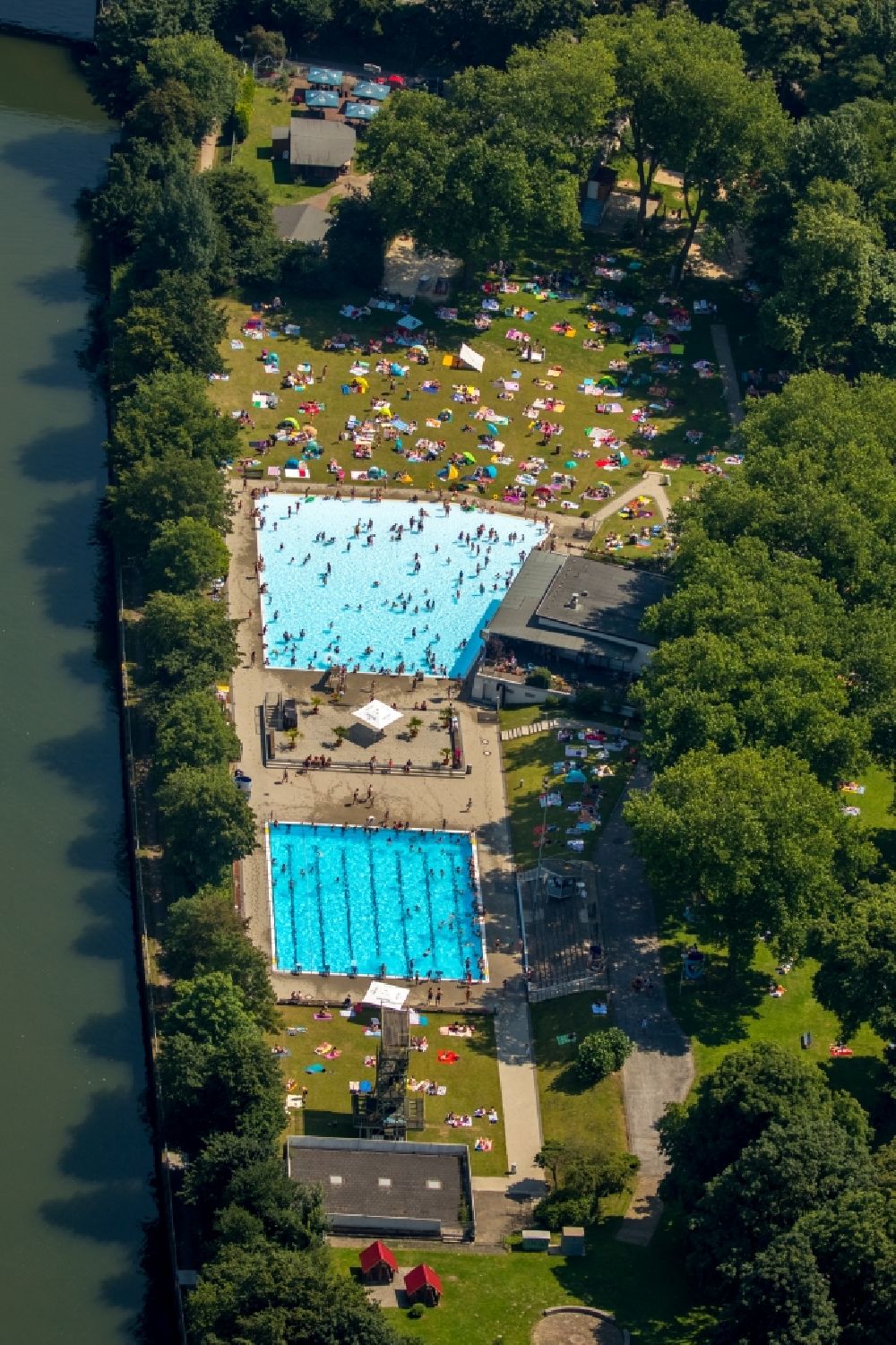 Luftaufnahme Essen - Badegäste auf den Liegewiesen am Schwimmbecken des Freibades Freibad Dellwig am Scheppmannskamp in Essen im Bundesland Nordrhein-Westfalen