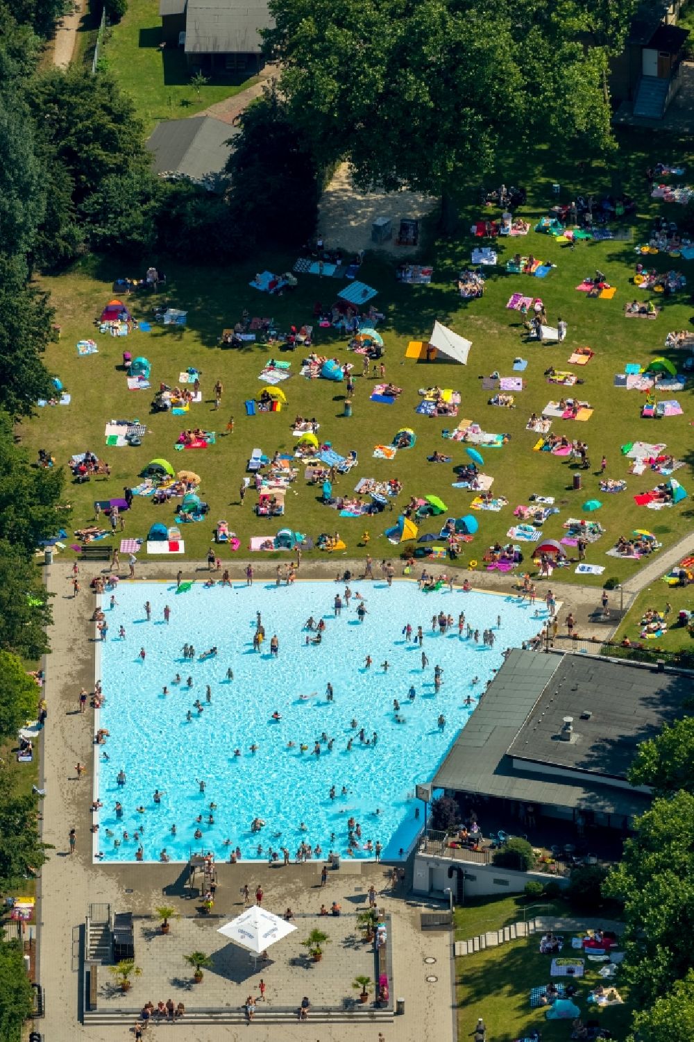 Essen von oben - Badegäste auf den Liegewiesen am Schwimmbecken des Freibades Freibad Dellwig am Scheppmannskamp in Essen im Bundesland Nordrhein-Westfalen