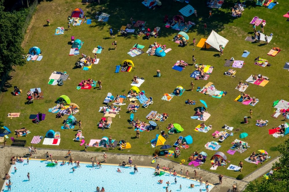Luftbild Essen - Badegäste auf den Liegewiesen am Schwimmbecken des Freibades Freibad Dellwig am Scheppmannskamp in Essen im Bundesland Nordrhein-Westfalen