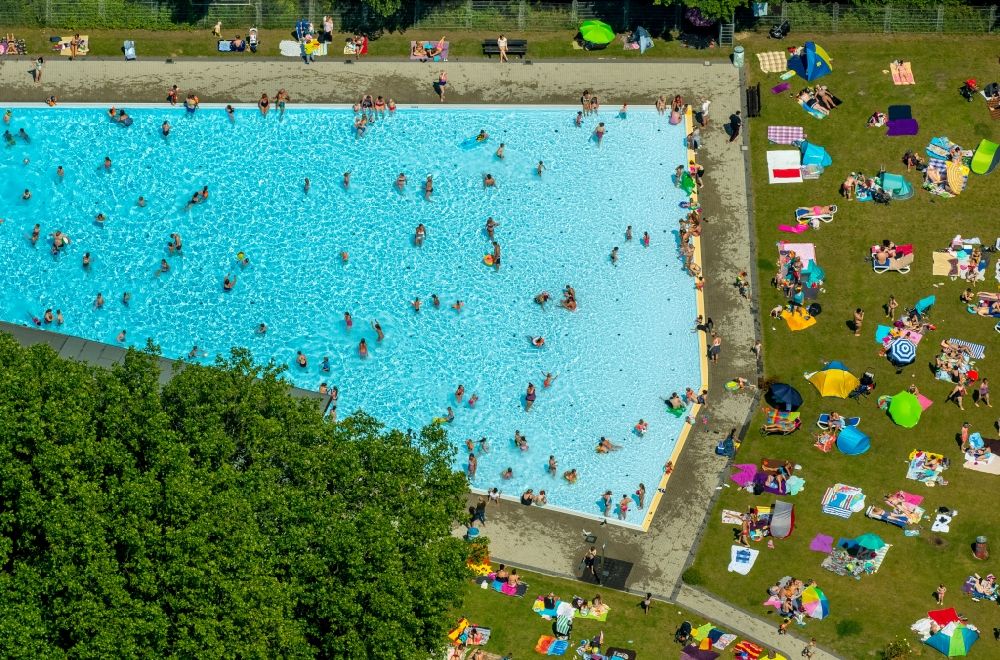 Luftaufnahme Essen - Badegäste auf den Liegewiesen am Schwimmbecken des Freibades Freibad Dellwig am Scheppmannskamp in Essen im Bundesland Nordrhein-Westfalen