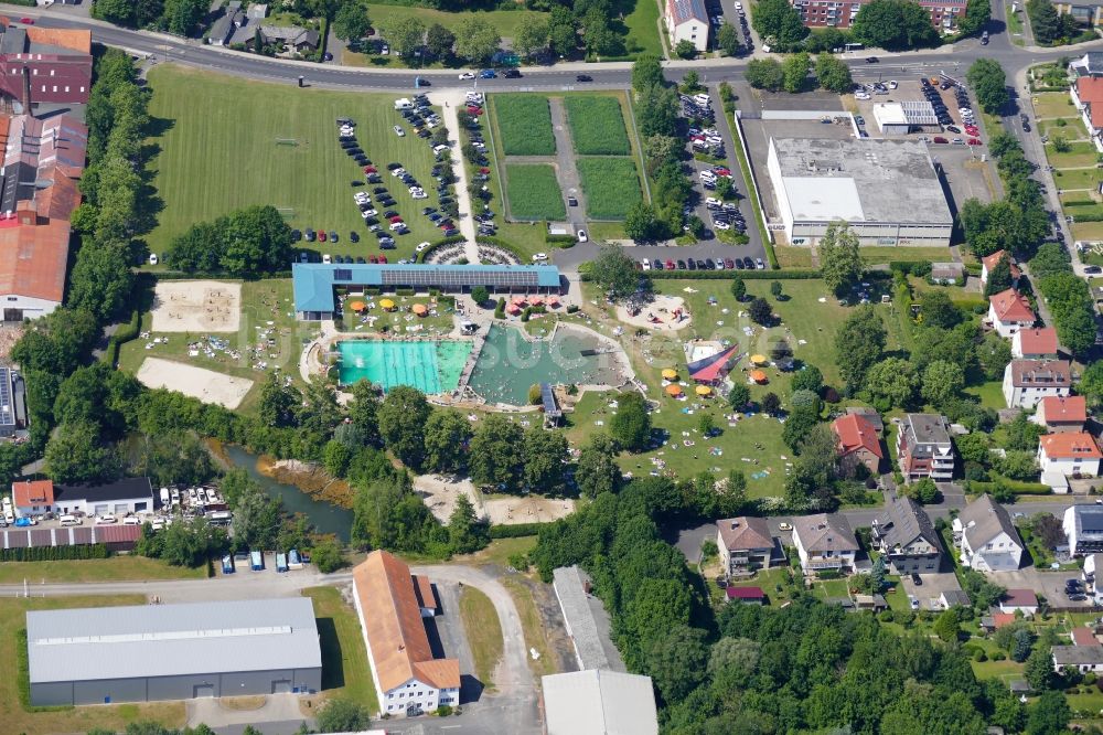 Luftaufnahme Göttingen - Badegäste auf den Liegewiesen am Schwimmbecken des Freibades Grone in Göttingen im Bundesland Niedersachsen, Deutschland