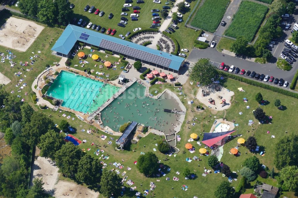 Göttingen von oben - Badegäste auf den Liegewiesen am Schwimmbecken des Freibades Grone in Göttingen im Bundesland Niedersachsen, Deutschland