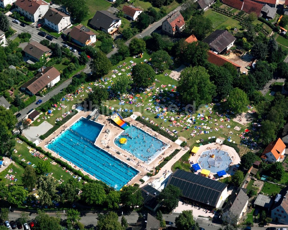 Gundelsheim von oben - Badegäste auf den Liegewiesen am Schwimmbecken des Freibades in Gundelsheim im Bundesland Baden-Württemberg, Deutschland