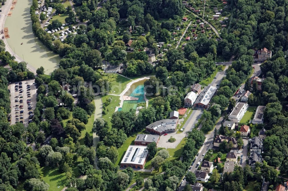 Luftbild München - Badegäste auf den Liegewiesen am Schwimmbecken des Freibades Maria Einsiedel in München im Bundesland Bayern