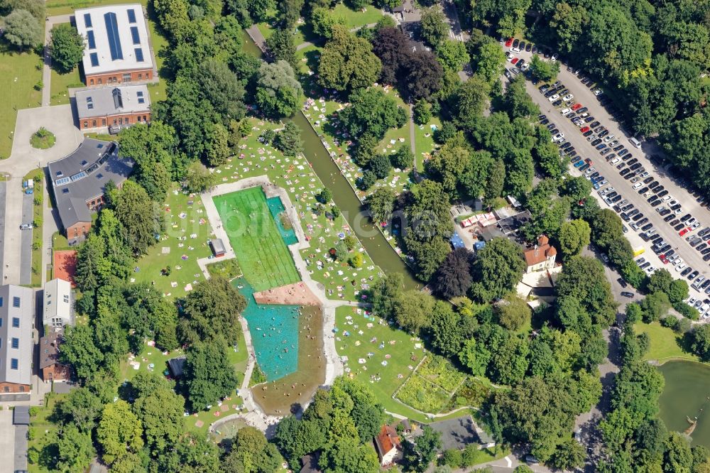 Luftaufnahme München - Badegäste auf den Liegewiesen am Schwimmbecken des Freibades Maria Einsiedel in München im Bundesland Bayern