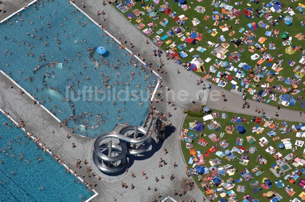 Luftbild München - Badegäste auf den Liegewiesen am Schwimmbecken des Freibades Michaelibad in München im Bundesland Bayern, Deutschland