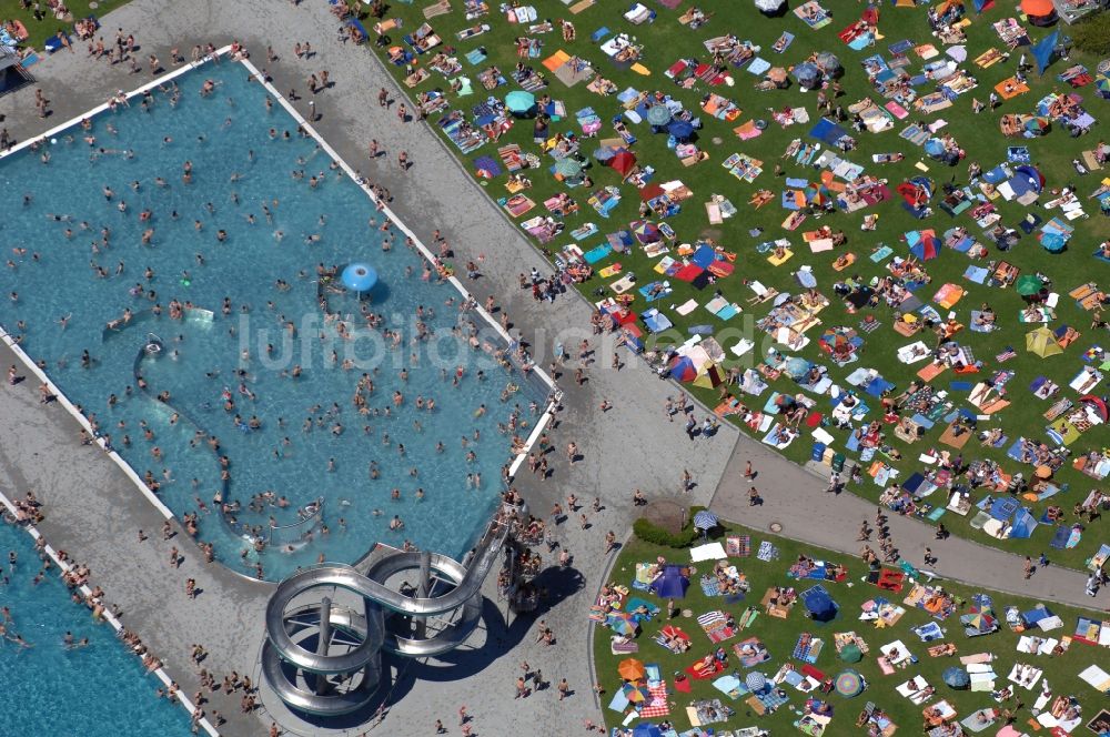 Luftaufnahme München - Badegäste auf den Liegewiesen am Schwimmbecken des Freibades Michaelibad in München im Bundesland Bayern, Deutschland