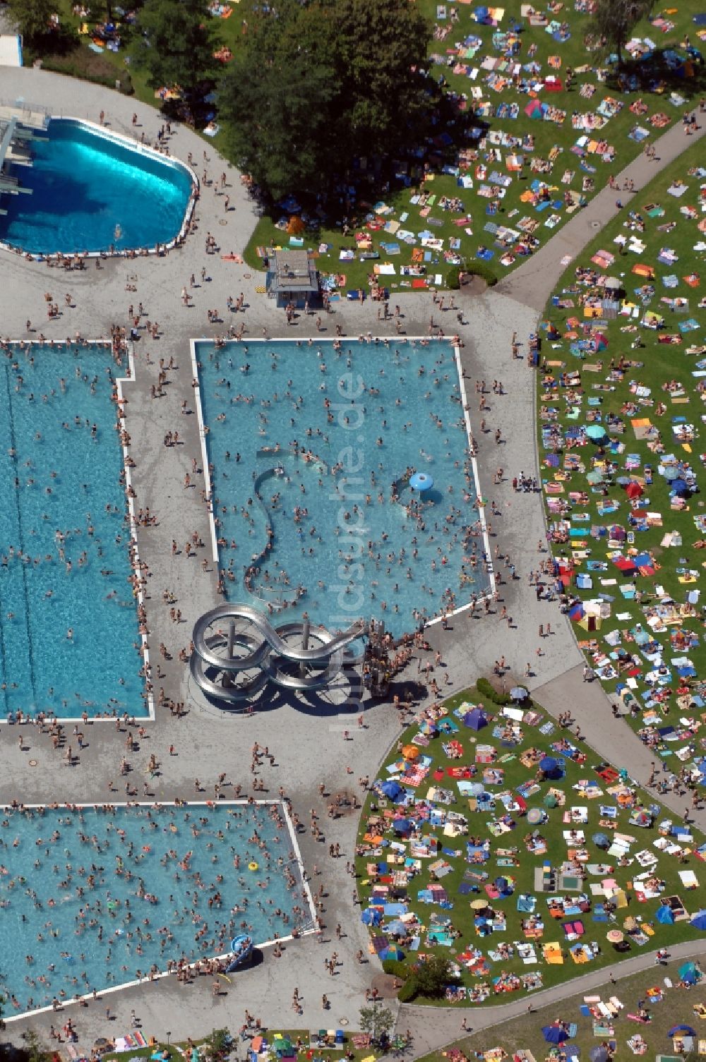 München von oben - Badegäste auf den Liegewiesen am Schwimmbecken des Freibades Michaelibad in München im Bundesland Bayern, Deutschland