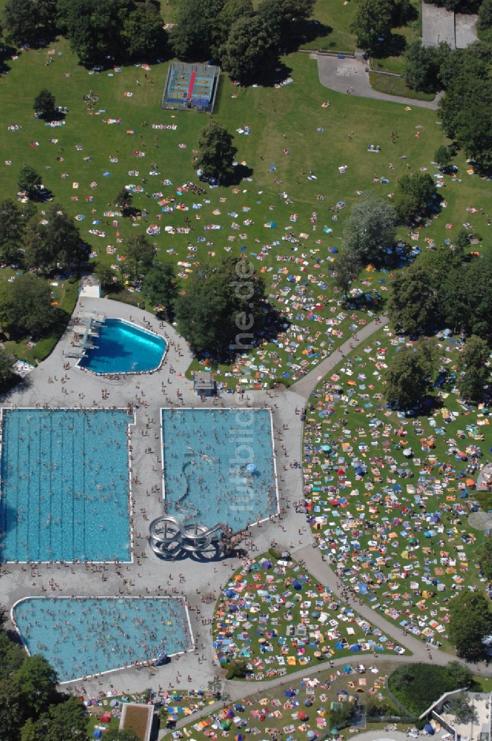 München aus der Vogelperspektive: Badegäste auf den Liegewiesen am Schwimmbecken des Freibades Michaelibad in München im Bundesland Bayern, Deutschland